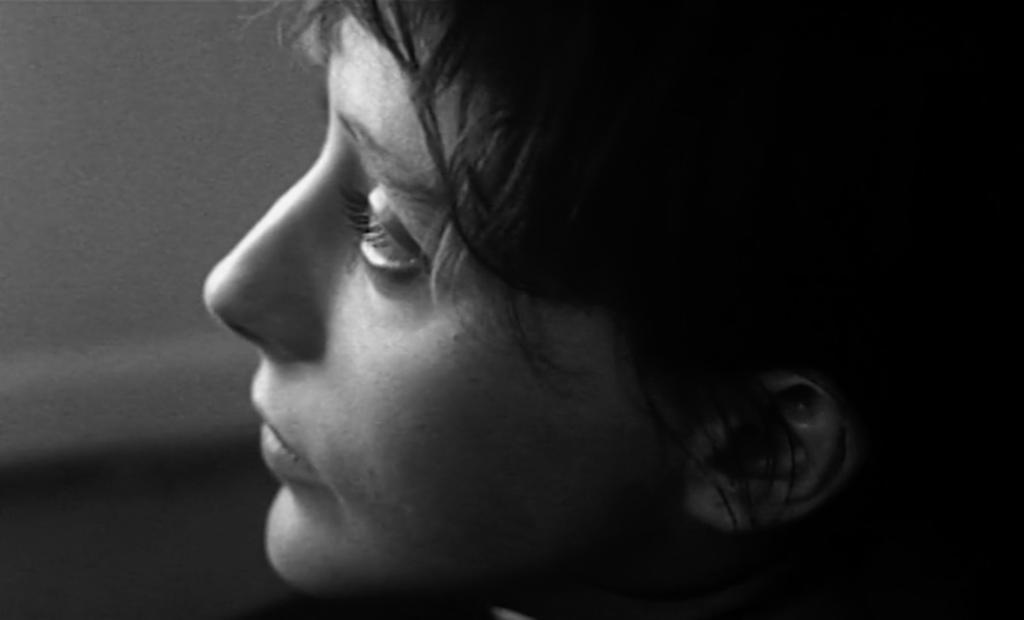 Elle a passé tant d’heures sous les sunlights - still image